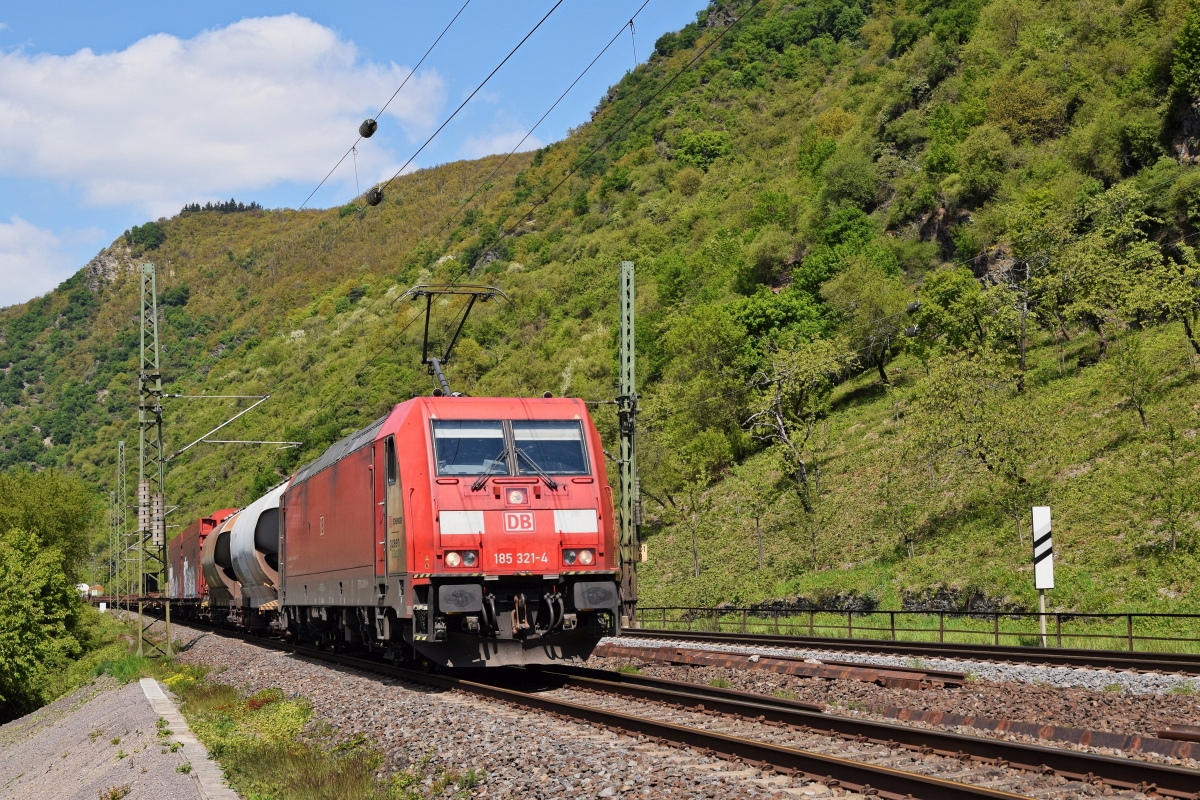 DB Schenker Rail Scandinavia 185 321 schleppt einen gemischten Güterzug am 29.04.17 auf der rechten Rheinstrecke bei Kestert in Richtung Wiesbaden.