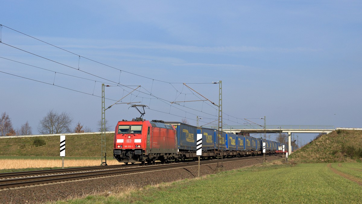 DB Schenker Rail Scandinavia 185 332 ist am 09.03.16 in Marl (Nds.) mit einem LKW-Walter-Zug in Richtung Osnabrück unterwegs.