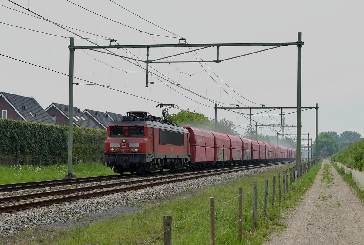 DB Schenkerlok mit einem Kalkwagenzug bei der Durchfahrt in Echt gen Roermond fahrend am Sonntag den 7,5,2017