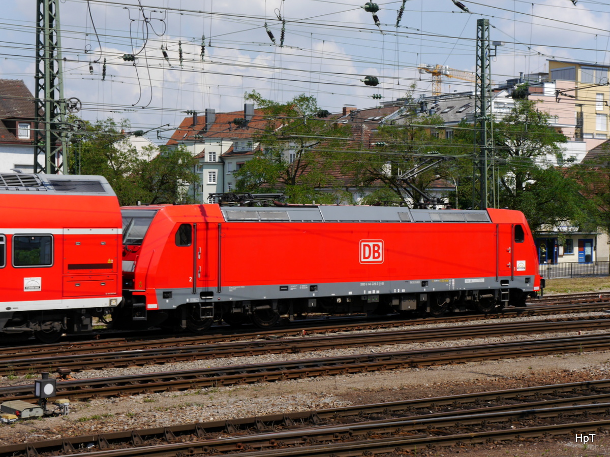 DB - Schnappschuss der Lok 146 229-0 mit RE im Bahnhofsareal Singen am 02.08.2015