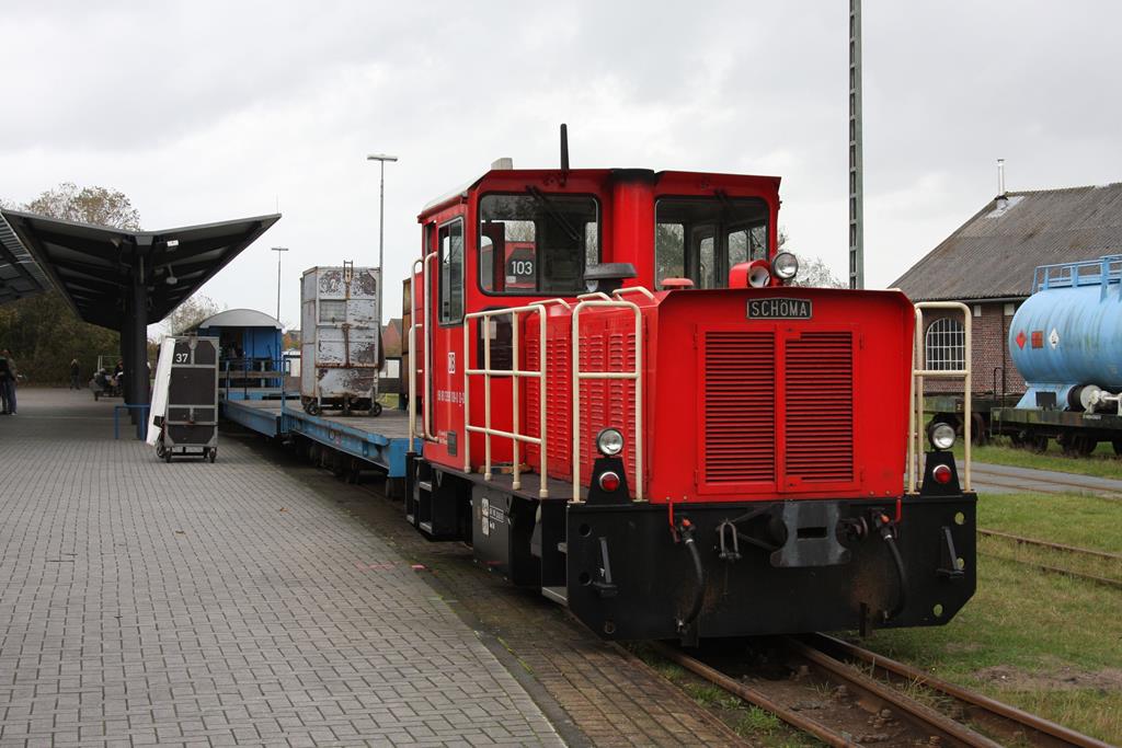 DB Schöma Lok 399108 wartet am 4.10.2017 vor einem Personenzug zum Hafen. Die ersten drei Wagen hinter der Lok sind vierachsige Flachwagen, auf denen in kleinen Boxen die Koffer der Reisenden mitgeführt werden.