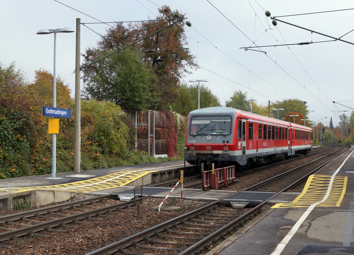 DB: Schlerzug SINGEN (HOHENTWIEL)-Gottmadingen mit DB 628 278/928278 in Gottmadingen am 24. Oktober 2013. Besonders zu beachten ist der gut gesicherte Ersatz der Unterfhrung.
Foto: Walter Ruetsch 