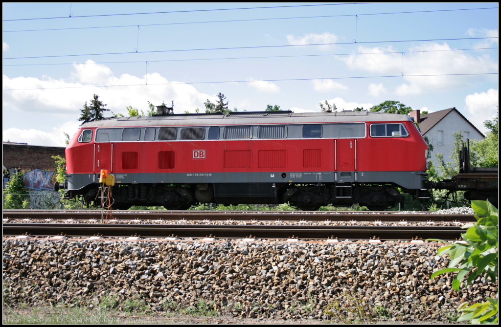 DB Services 218 208 mit einem Bauzug am 23.05.2009 in Havelland-Falkensee (NVR-Nummer 92 80 1218 208-7 D-DB)