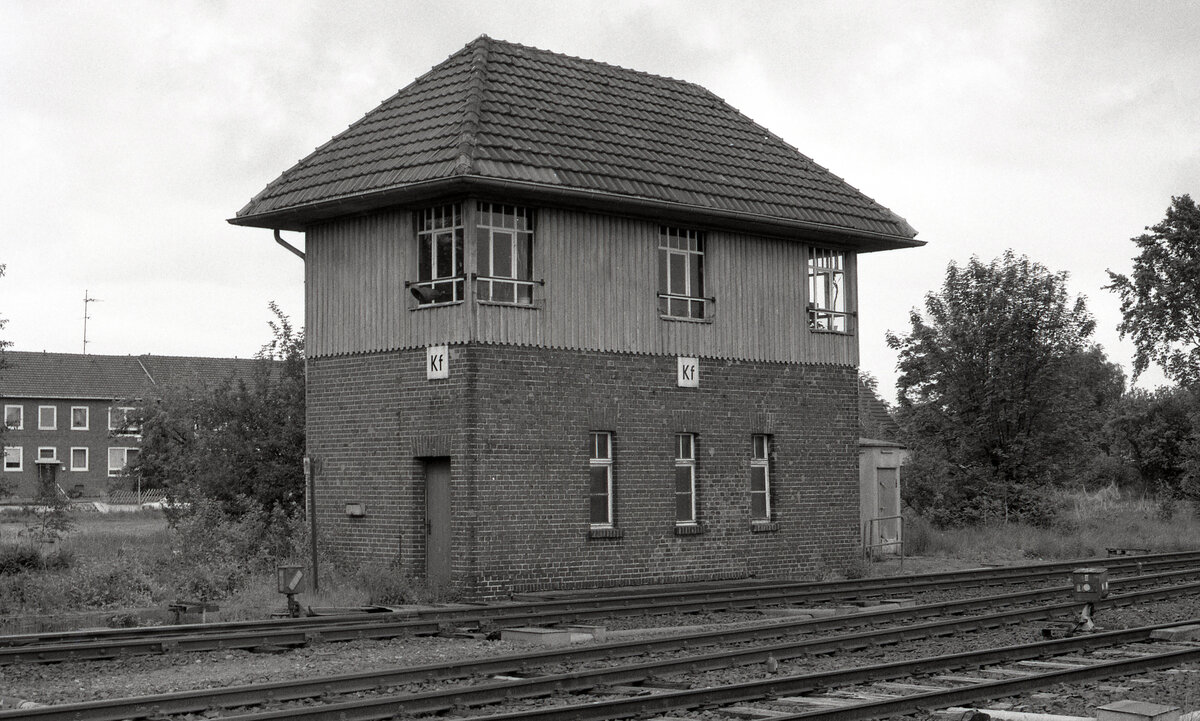 DB Stellwerk  Kf  in Kranenburg am 26.05.1991, 12.58u. Im letzten Betriebsjahr. Scanbild 205.8990, Ilford FP4.