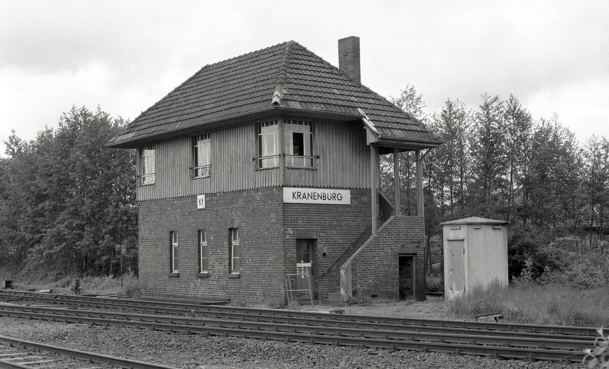 DB Stellwerk  Kf  in Kranenburg am 26.05.1991, 13.00u. Das Stellwerk wurde später zugemauert und ca 2005-2009 kam der Abrissbagger. Scanbild 206.8991, Ilford FP4.