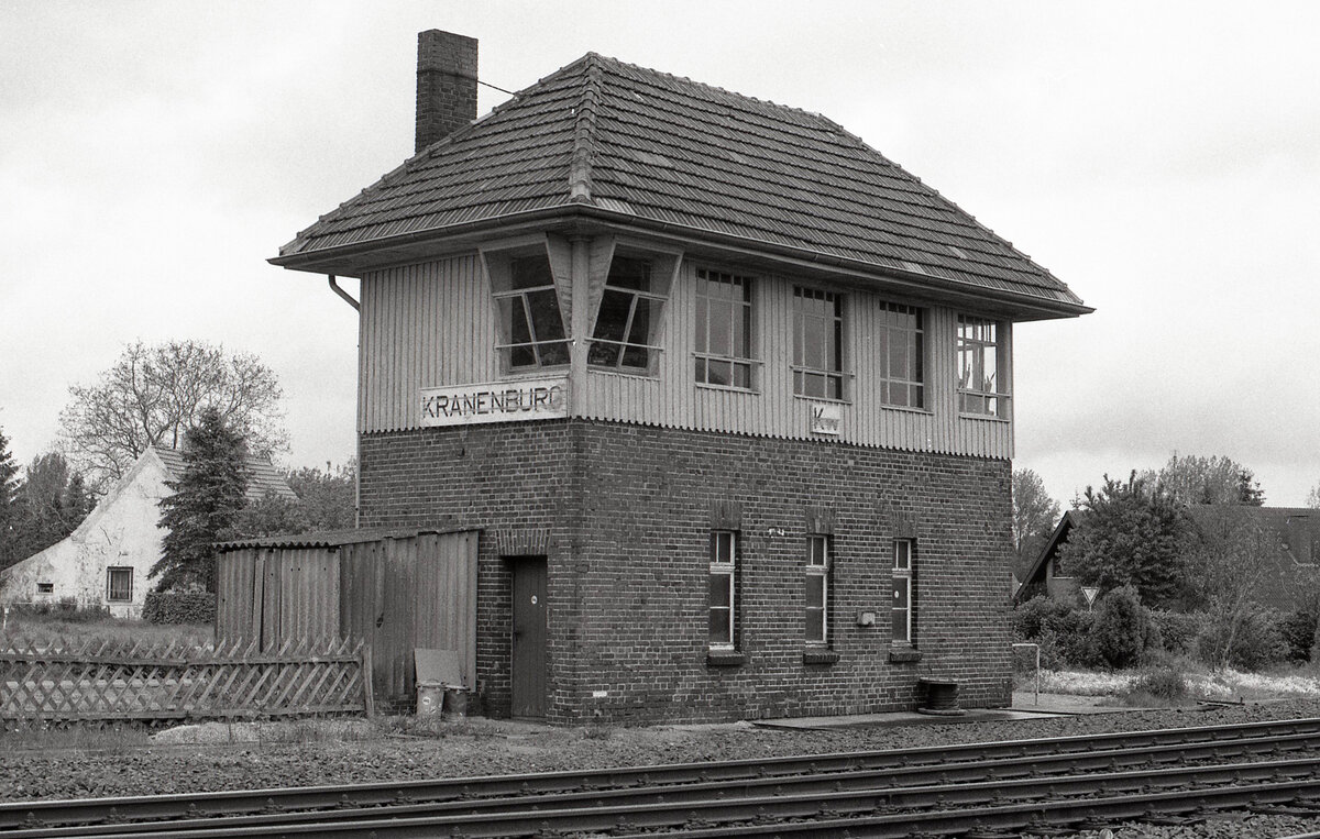 DB Stellwerk  Kw  in Kranenburg am 26.05.1991, 12.32u. Das Bild zeigt den letzten Betriebszustand. Noch in 1991 wurden die Fenster zugemauert, Jahre später folgte der Abriss. Scanbild 202.8987, Ilford FP4.