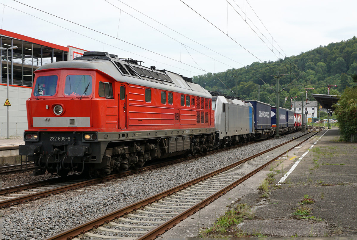 DB: Streckenunterbruch Raststatt.
Einer der vielen Güterzugsumleitungen über die nicht elektrifizierte Bahnstrecke Tübingen–Horb mit der 232 609-8 anlässlich der Bahnhofsdurchfahrt Horb am Neckar am 30. August 2017.
Foto: Walter Ruetsch 