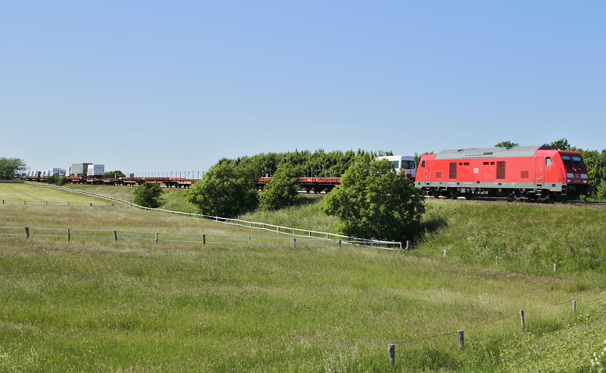 DB Sylt Autoshuttle: Am 15.06.2020 brummt 245 022 bei Morsum in Richtung Festland