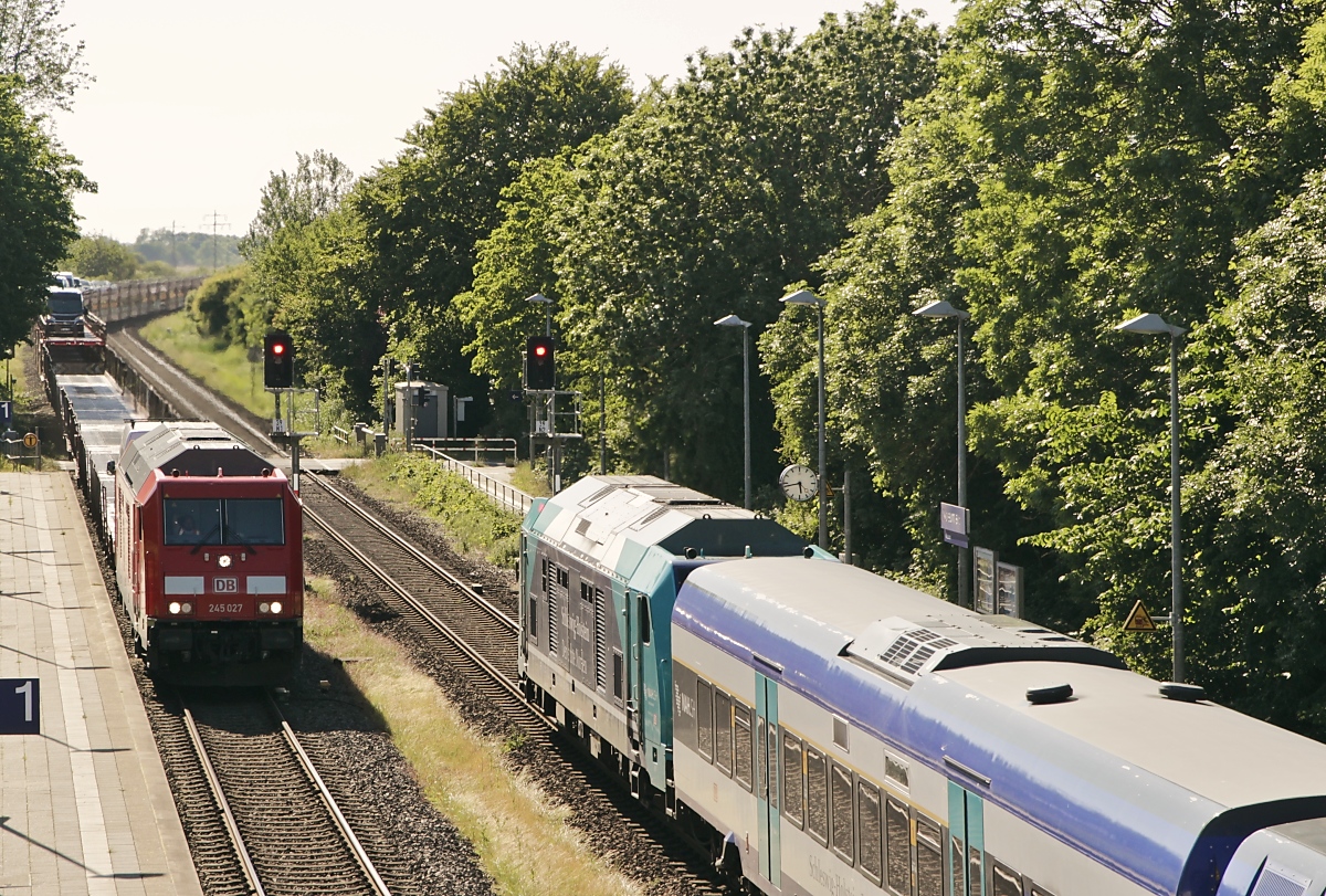 DB Sylt Autoshuttle: Sobald 245 027 mit dem Shuttle nach Niebüll den eingleisigen Streckenabschnitt verlassen hat, wird 245 215-9 mit dem RE 6 ihre Fahrt in Richtung Westerland fortsetzen (Morsum 15.06.2020)