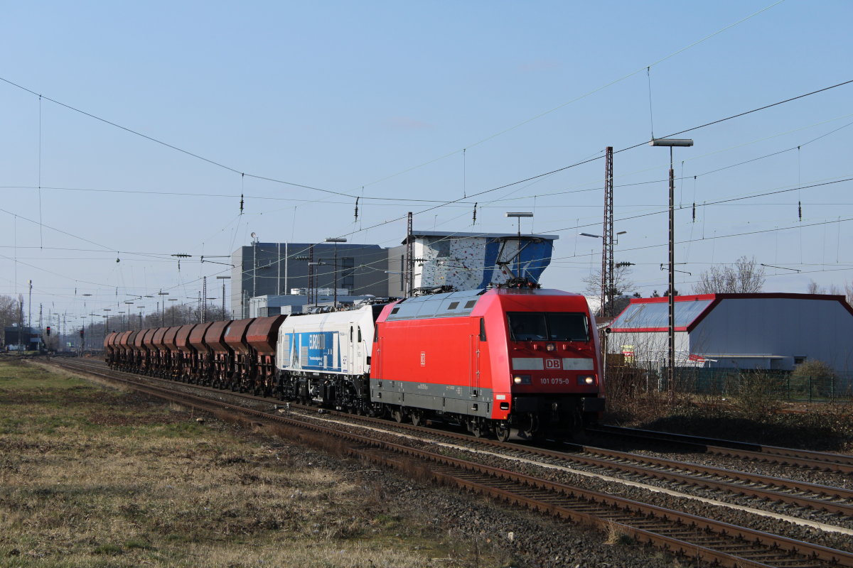DB Systemtechnik 101 075 zieht durch Hilden eine Euro900 (2019 301) nach Treuchtlingen. Am 07.03.2021