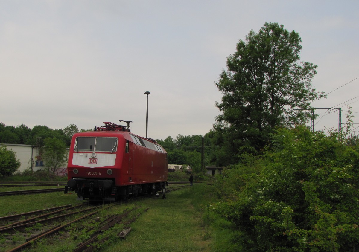 DB Systemtechnik 120 005-4 am 25.05.2013 im ehemaligen Bw Weimar.