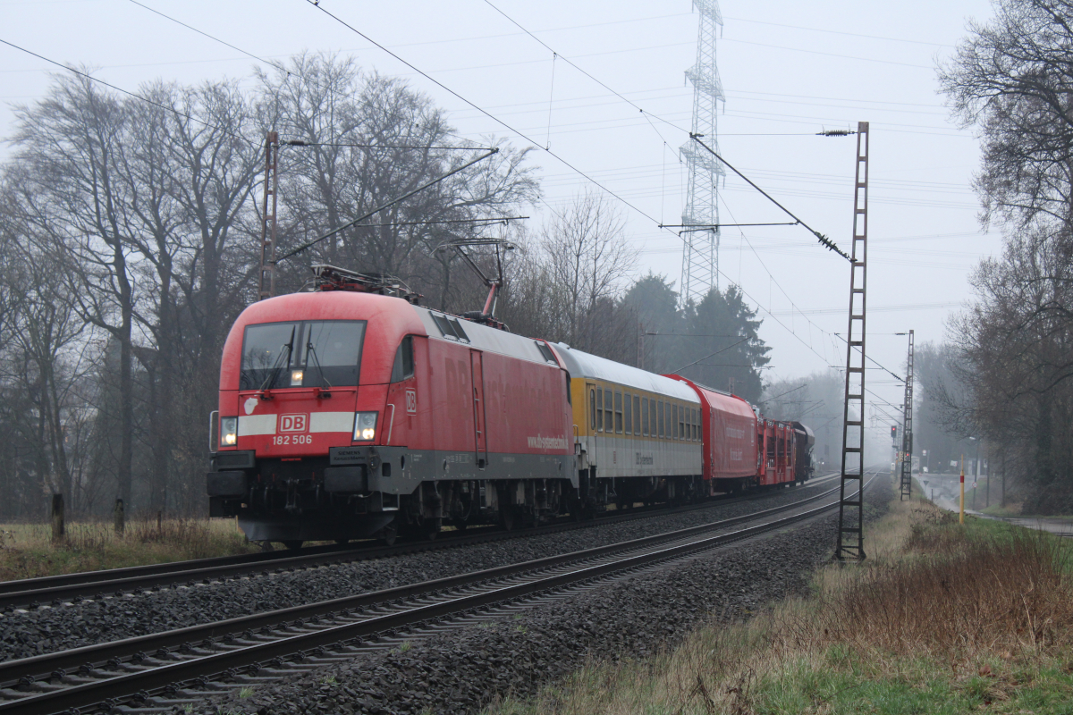 DB Systemtechnik 182 506 zieht durch Solingen die Innovativen Güterwagen. Am 04.03.2021