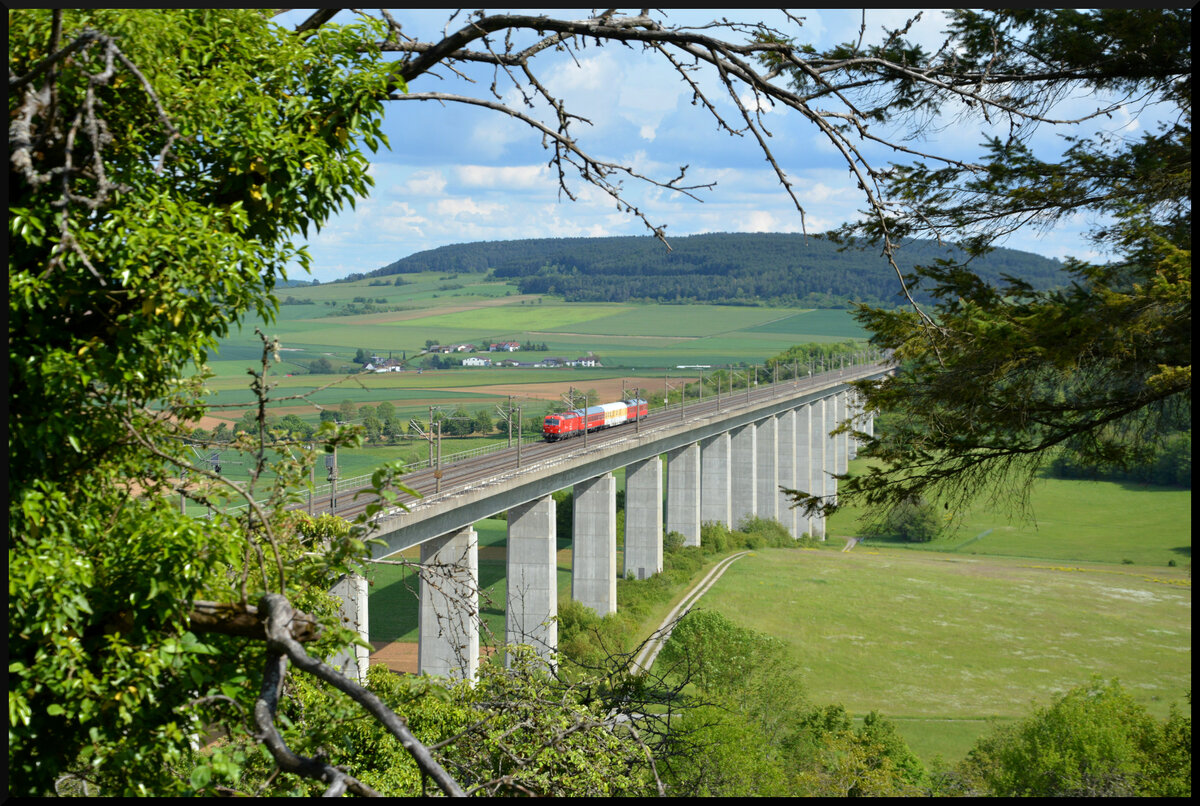 DB Systemtechnik 193 969  Unser Know-how ist ihr Erfolg.  passierte am 18.05.2026 mit einem Messzug auf dem Weg von M�nchen Freimann nach Minden/Westfalen die 1.160 Meter lange Bartelsgrabentalbr�cke bei Leinach.