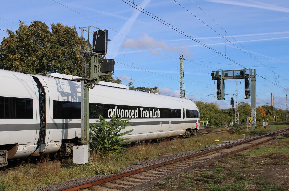 DB Systemtechnik 605 517-1  advanced TrainLab  am 19.10.2026 beim Betriebshalt in Magdeburg-Neustadt.