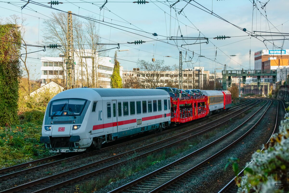 DB Systemtechnik Messzug IC-Steuerwagen schiebt DB 101 075-0 in Wuppertal, November 2024.