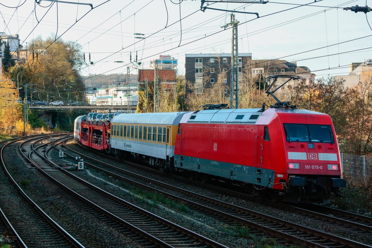 DB Systemtechnik Messzug schiebt DB 101 075-0 in Wuppertal, November 2024.