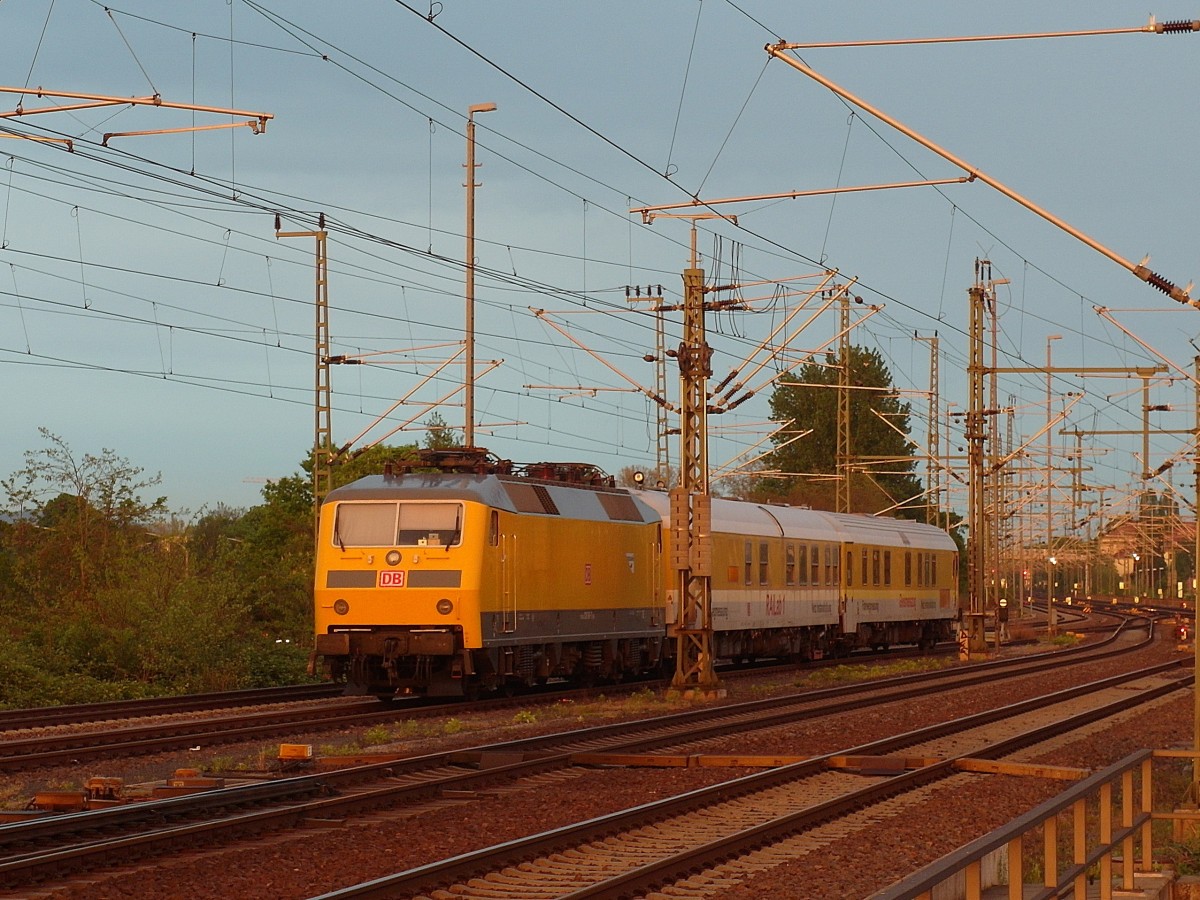 DB Systemtechnik mit RaiLab 1 wartet am Abend des 05.05.2015 auf dem Gleisvorfeld Dresden Hbf. auf den nächsten Einsatz
