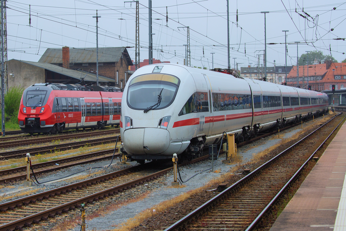 DB Talent 2 und ÖBB ICE 4011 getauft auf dem Namen LINZ abgestellt auf dem Hauptbahnhof Stralsund. - 22.05.2019