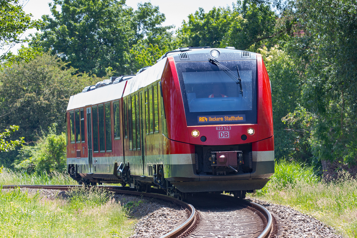 DB Triebwagen 623 523 zwischen den Haltepunkten Ueckermünde und Ueckermünde Stadthafen. - 05.06.2022