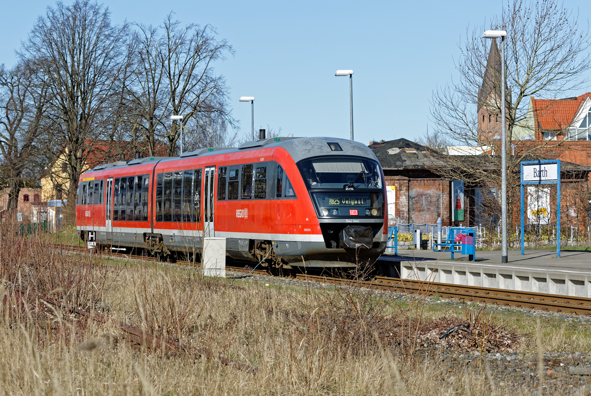 DB Triebwagen der BR 642 nach Velgast in Barth am Bahnsteig. - 14.03.2020