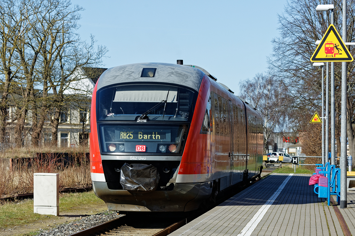 DB Triebwagen der BR 642 von Velgast kommend in Barth am Bahnsteig. - 14.03.2020