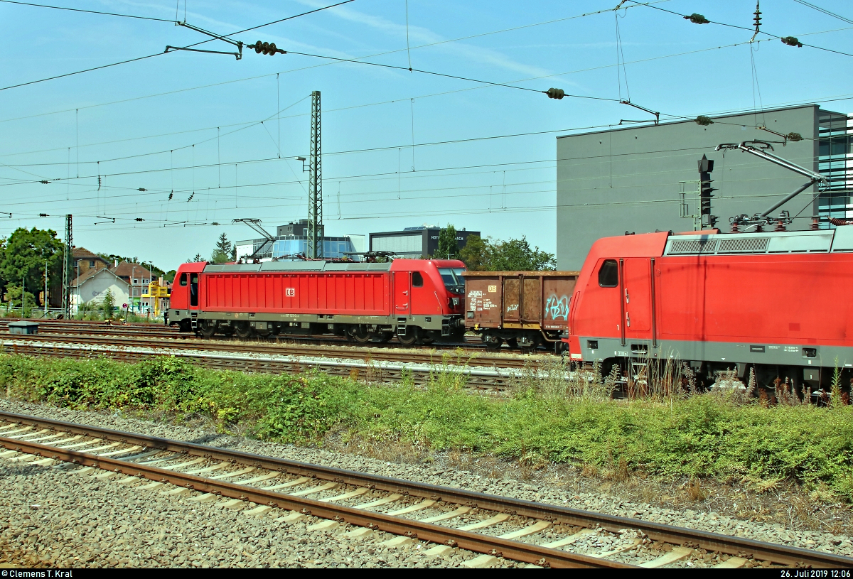 DB überholt DB:
Während ein gemischter Gz mit 185 383-7 DB im Bahnhof Bietigheim-Bissingen auf Gleis 4 steht, durchfährt ein weiterer gemischter Gz mit 187 125-0 DB das Gleis 2 Richtung Kornwestheim.
Aufgenommen von Bahnsteig 7/8.
[26.7.2019 | 12:06 Uhr]