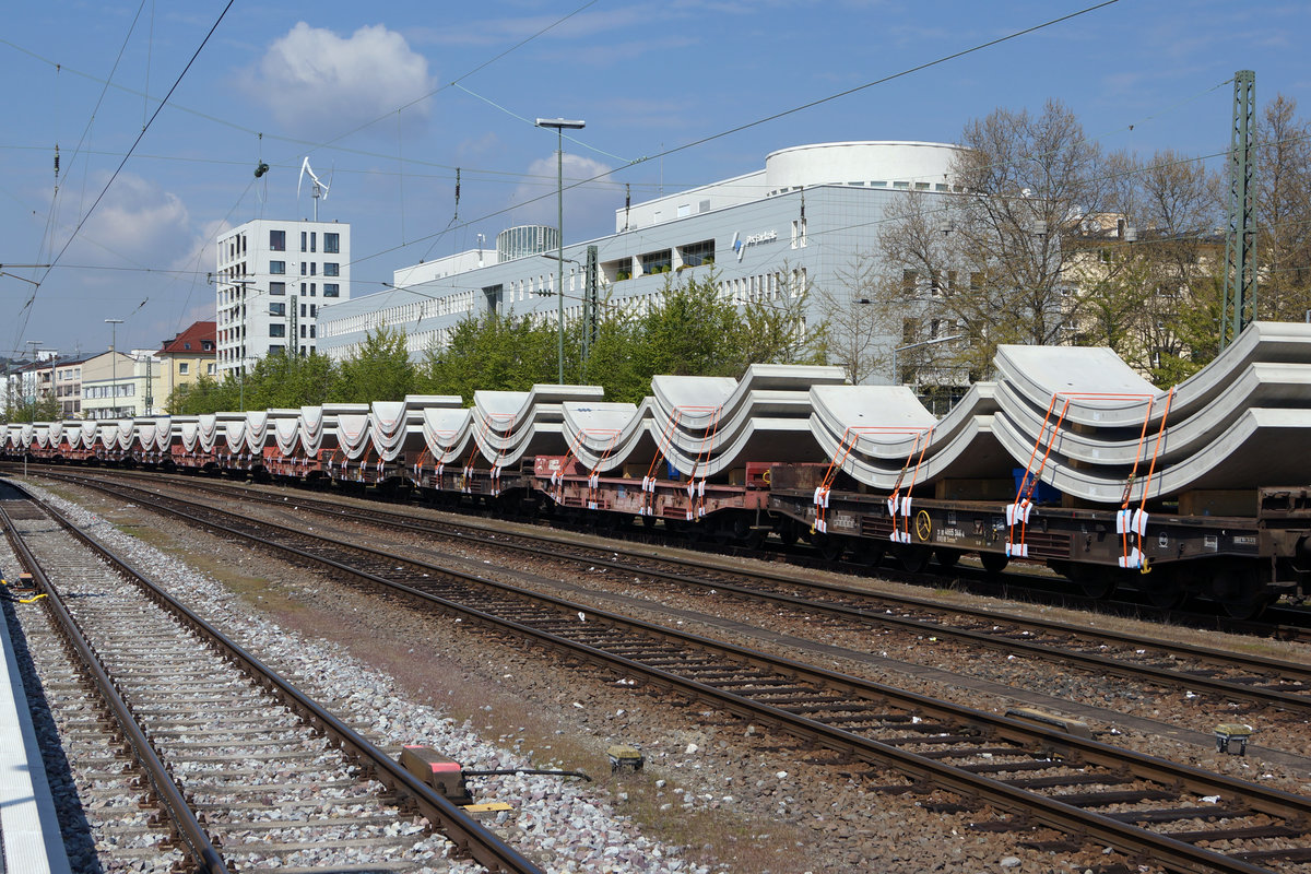 DB: Überraschungsbild der BR 152 133-5 mit einer nicht erkennbaren Schwesterlok vor einem langen, schweren mit Betonelementen für den Tunnelbau beladenen Blockgüterzug. In Pforzheim Hbf wurde der gesamte, spezielle Güterzug am 28. April 2017 mit drei Aufnahmen dokumentiert.
Foto: Walter Ruetsch