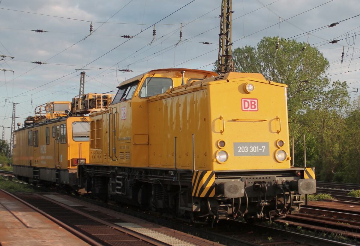 DB V 203  mit Oberleitungsinstandsetzungswagen am Güterring aus Richtung Thekla kommend.
14.09.2013
