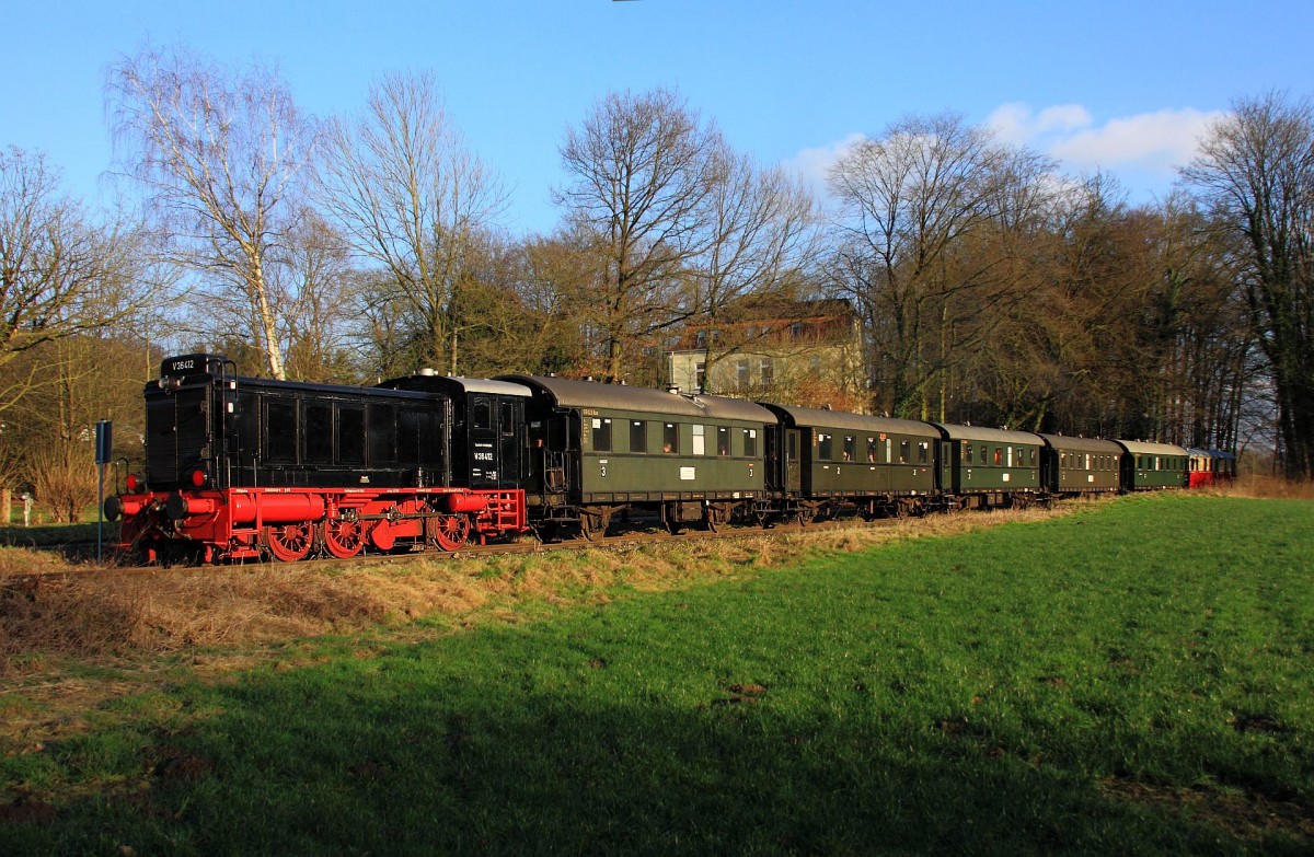DB V 36 412 (Bj. 1950, MaK) Eisenbahn-Tradition e.V. vor Sonderzug „Kiepenkerl-Express“ Tecklenburg – Westerkappeln, bestehend aus zweiachsigen Nebenbahn–Personenwagen der Bauart Hannover Ci-25 --> am Schluss des Zuges Triebwagen VT 03 der Teutoburger Wald-Eisenbahn TWE (Bj. 1926, Wegmann & Co. Kassel), ex KBS 222g Ibbenbüren – Hövelhof, fotografiert in Tecklenburg auf der Hinfahrt zum ehemaligen Bf. Tecklenburg, am 17.01.2015