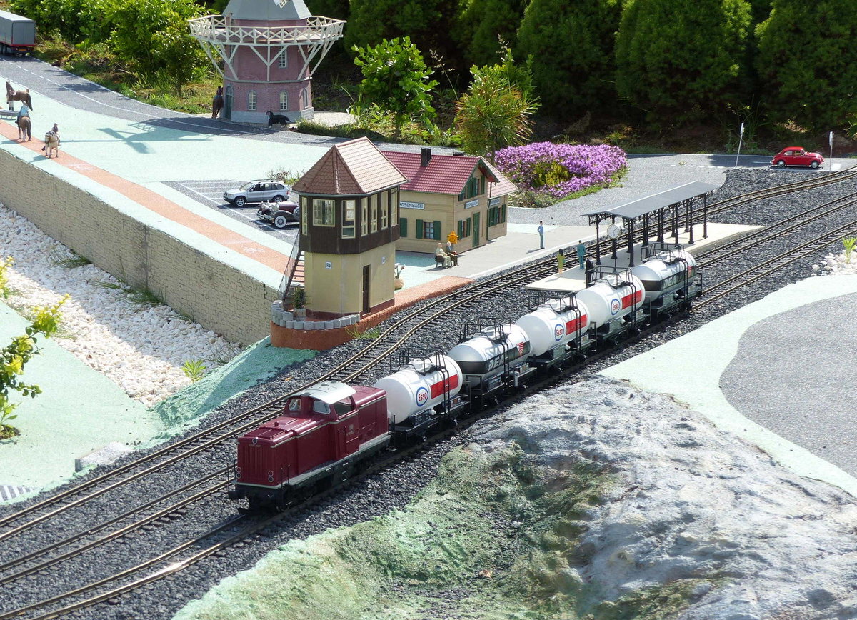 DB V100 mit Kesselwagen, am 10.06.2017 im Baltycki Park Miniatur in Międzyzdroje.