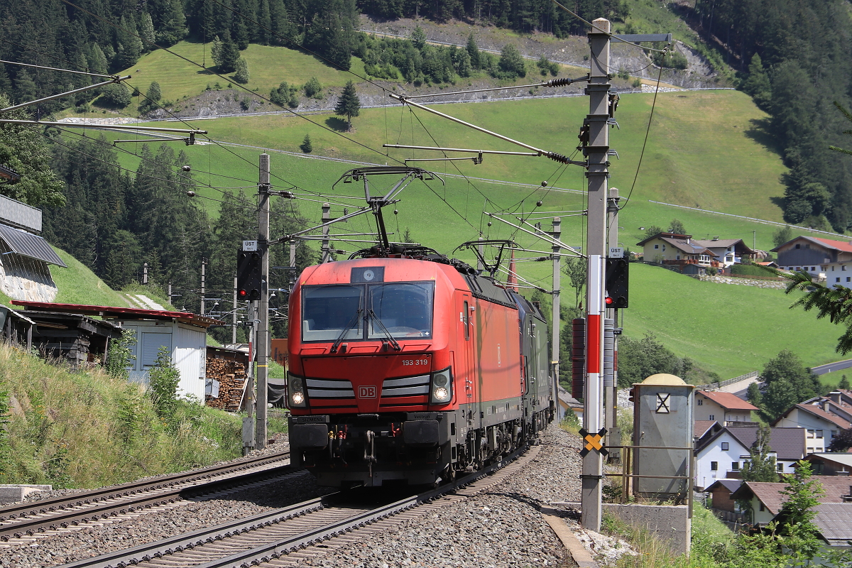 DB Vectron 193 319 & eine Vectron der MRCE/Mercitalia mit einem KLV Zug Richtung Deutschland hier kurz nach dem Bahnhof St. Jodok am Brenner. Komischerweise nutzte der Zug das Gegengleis für die Talfahrt. Aufgenommen am 23.07.2021