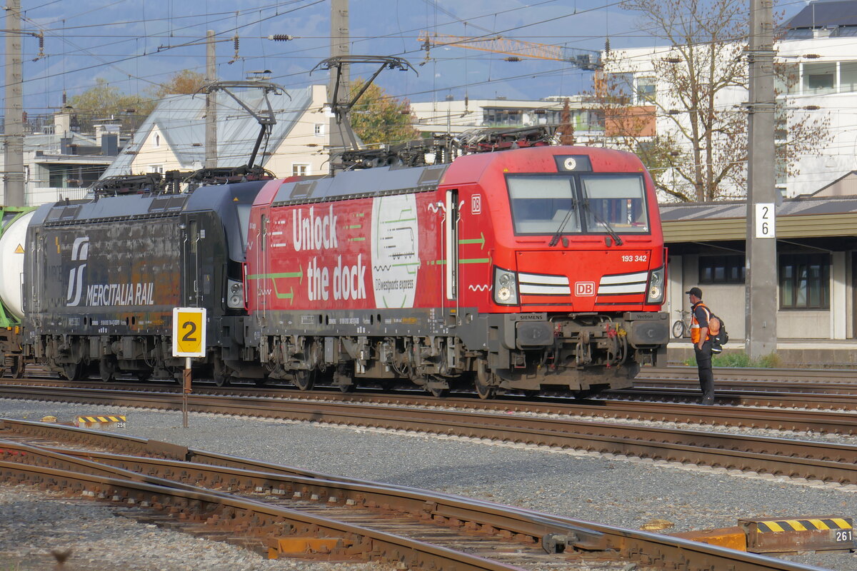 DB Vectron 193 342 mit der aufälligen Gestaltung  Unlock The Dock  und MRCE-Mercitalia Rail 193 704 stehen im Bahnhof Kufstein bereit zur Fahrt über den Brenner nach Italia.
Kufstein, 20. Oktober 2022