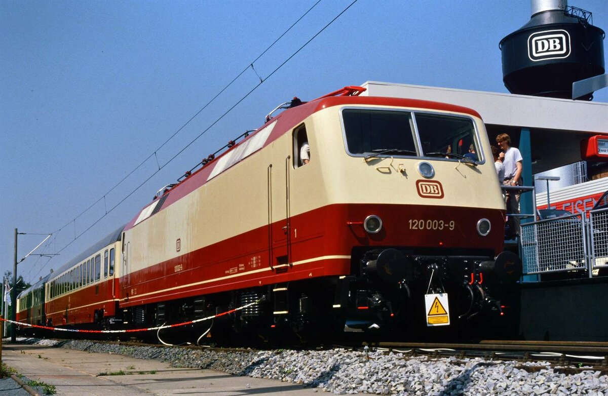 DB-Vorserienellok 120 003-9 in Nürnberg auf dem DB-Ausstellungsgelände, 26.05.1985. 