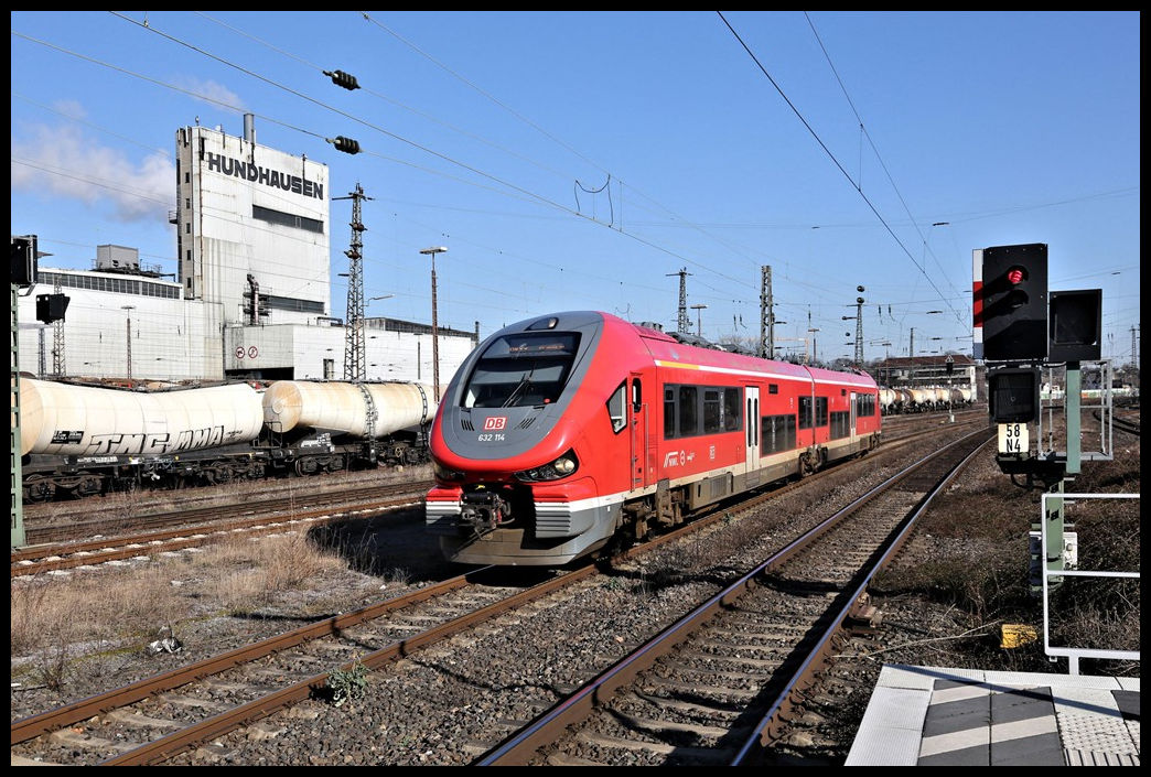 DB VT 632114, ein polnischer PESA Triebwagen, erreicht hier am 2.3.2022 um 10.45 Uhr auf der Fahrt nach Dortmund den Bahnhof Schwerte an der Ruhr. Der Triebwagen passiert hier gerade die Werkanlagen des Gusseisen Betriebs Hundhausen, einem Zulieferer für die Autoindustrie.