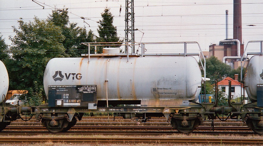 DB VTG Kesselwagen in Hameln, August 2002 (Hinweis: in www.rail-pictures.com Bild mit Weißabgleich)