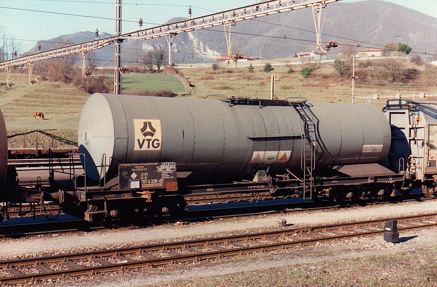 DB VTG Kesselwagen im SBB Gbf Chiasso, Feb. 1996