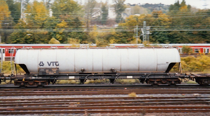 DB VTG Silowagen in Wiesbaden-Ost, Oktober 2003 - Nr 932 5 153 [Staubbehälterwagen, Staubgutwagen]