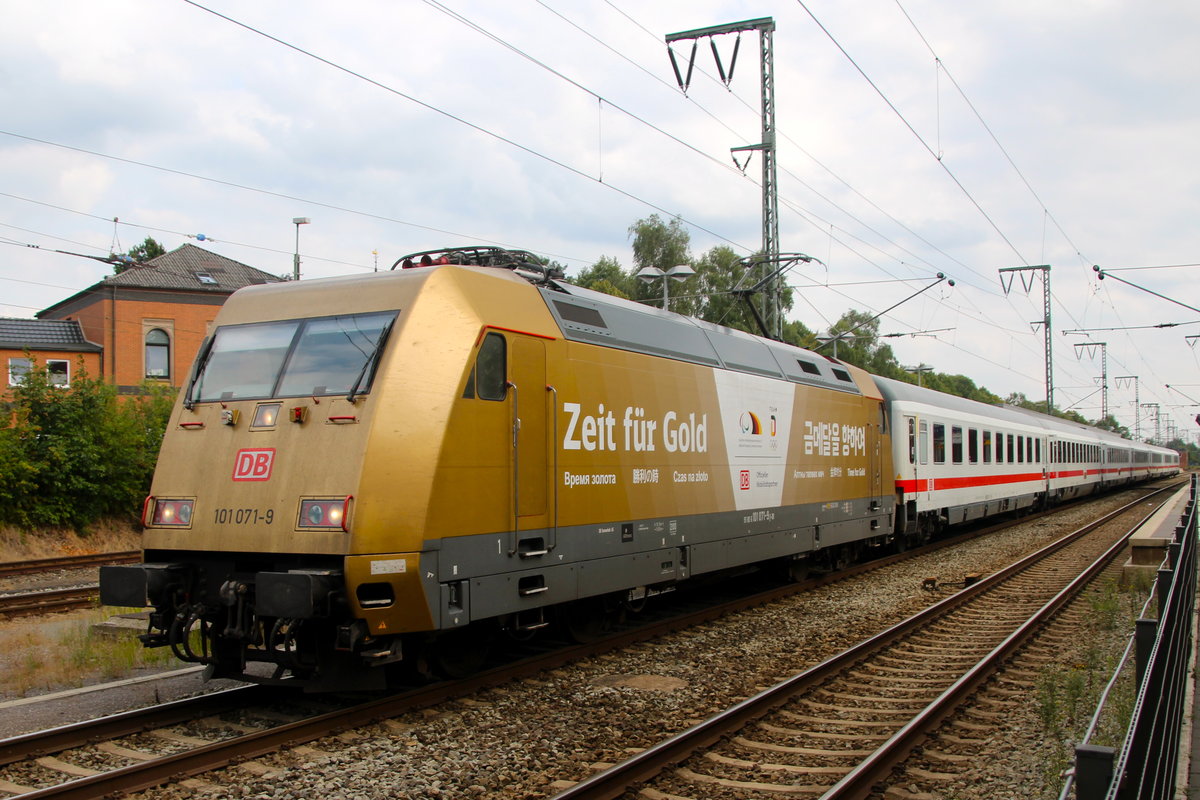 DB Werbelok 101 071  Zeit fr Gold  mit dem IC 2200 (Kln Hbf- Norddeich Mole)
bei der Ausfahrt in Leer aufgenommen am 16.08.2019