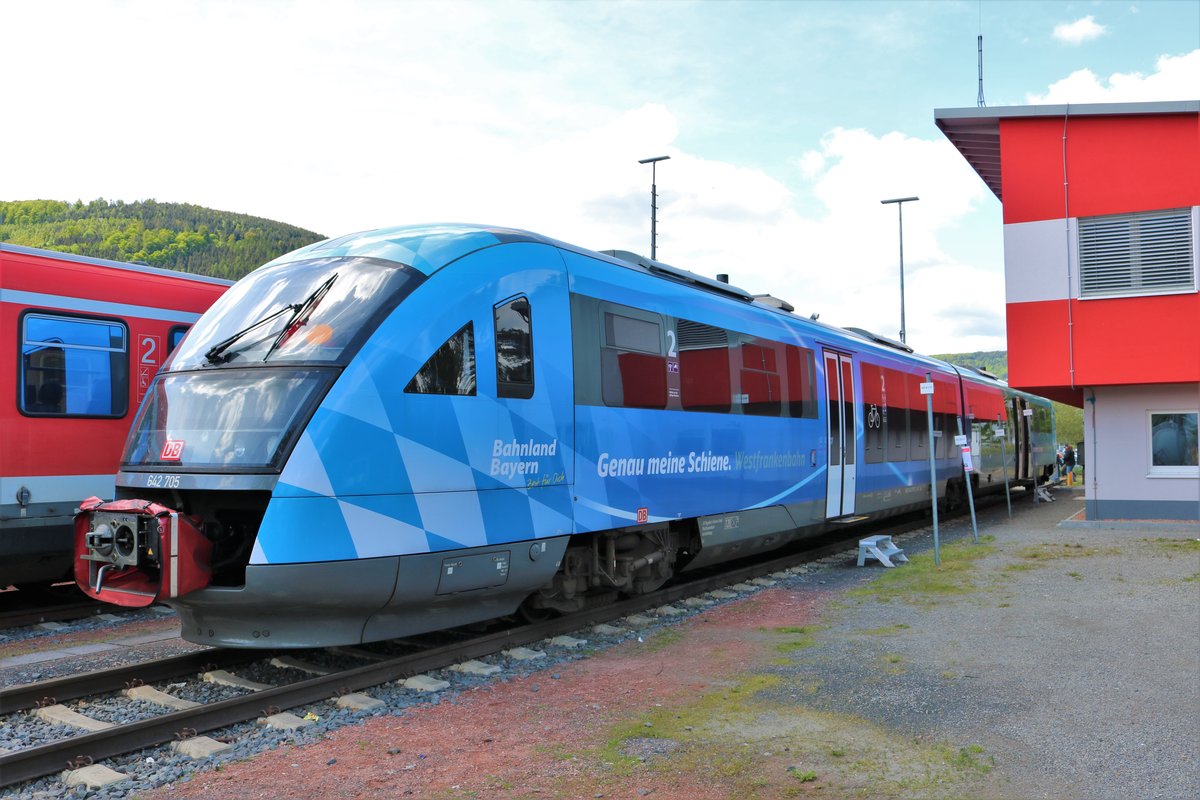 DB Westfrankenbahn 642 705 mit Bahnland Bayern Vollwerbung am 05.05.19 beim Bahnhofsfest in Miltenberg