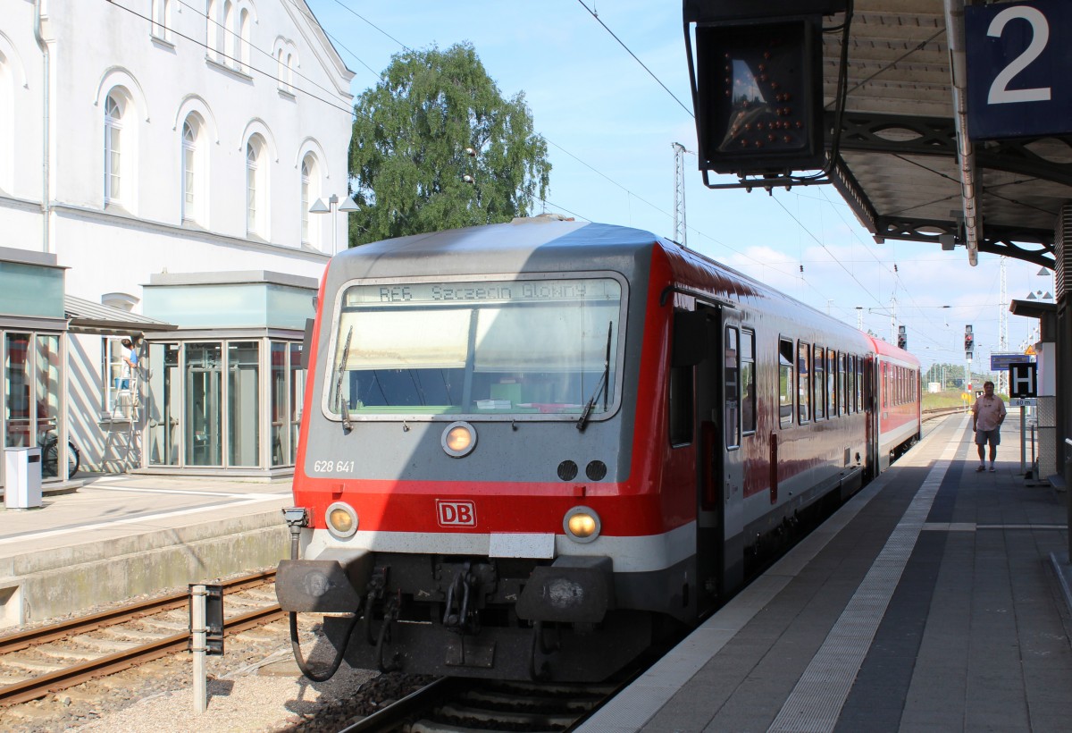 DBAG 628 641 + 928 641 auf der RE6 (Lübeck Hbf - Bad Kleinen - Güstrow - Szczecin Glowny) Bahnhof Güstrow am 17. Juli 2013. 