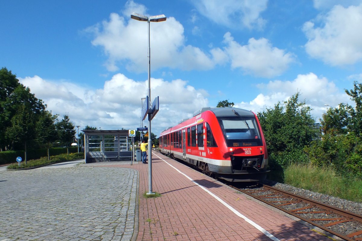 DBAG 648 955-2 bereit zur Abfahrt Richtung Husum in St. Peter-Ording, Bahnhof Bad St. Peter-Süd, 19.08.2017, ca. 11:35 Uhr.
