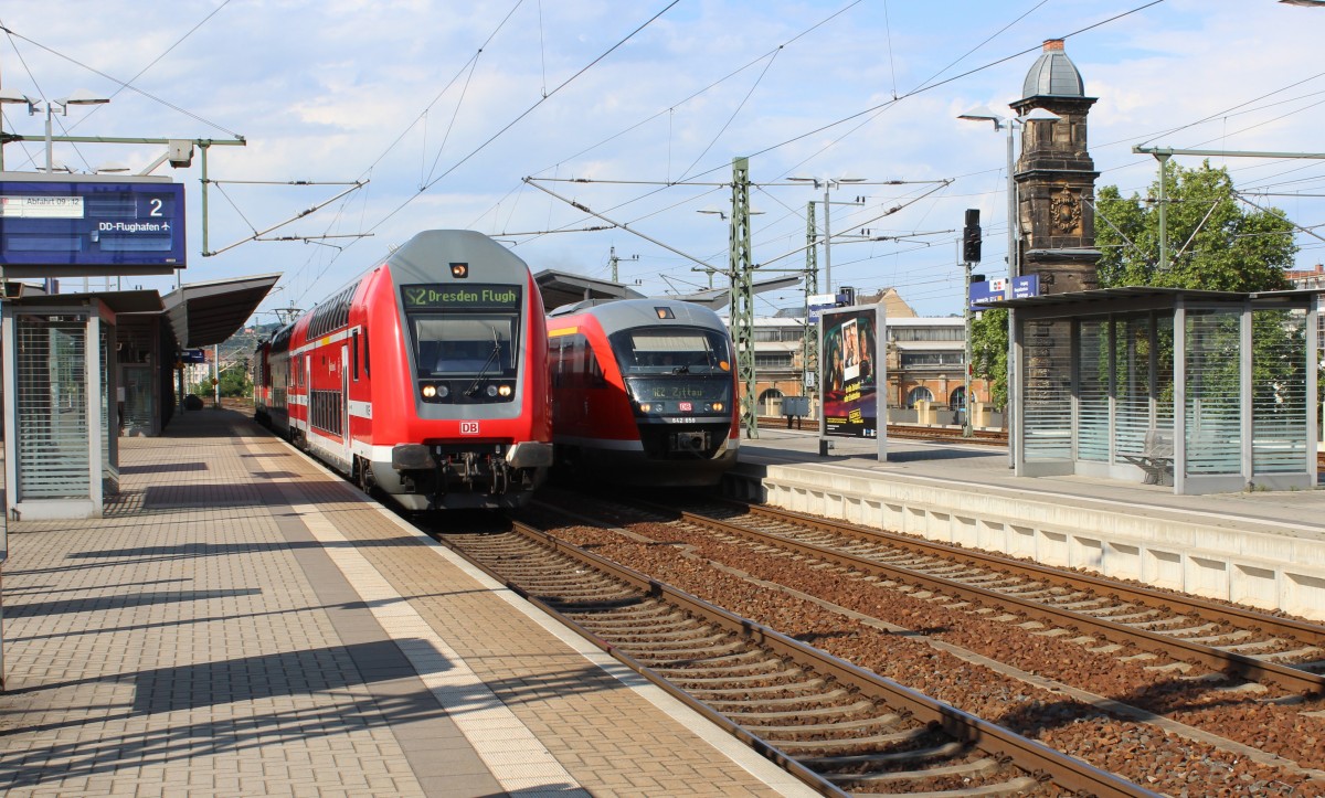 DBAG B-Bahn Dresden S2 in Richtung DD-Flughafen Bahnhof Dresden-Mitte Gleis 2 am 7. Juli 2014. - Auf Gleis 3 ahnt man den 642 659 auf dem RE2 nach Zittau.