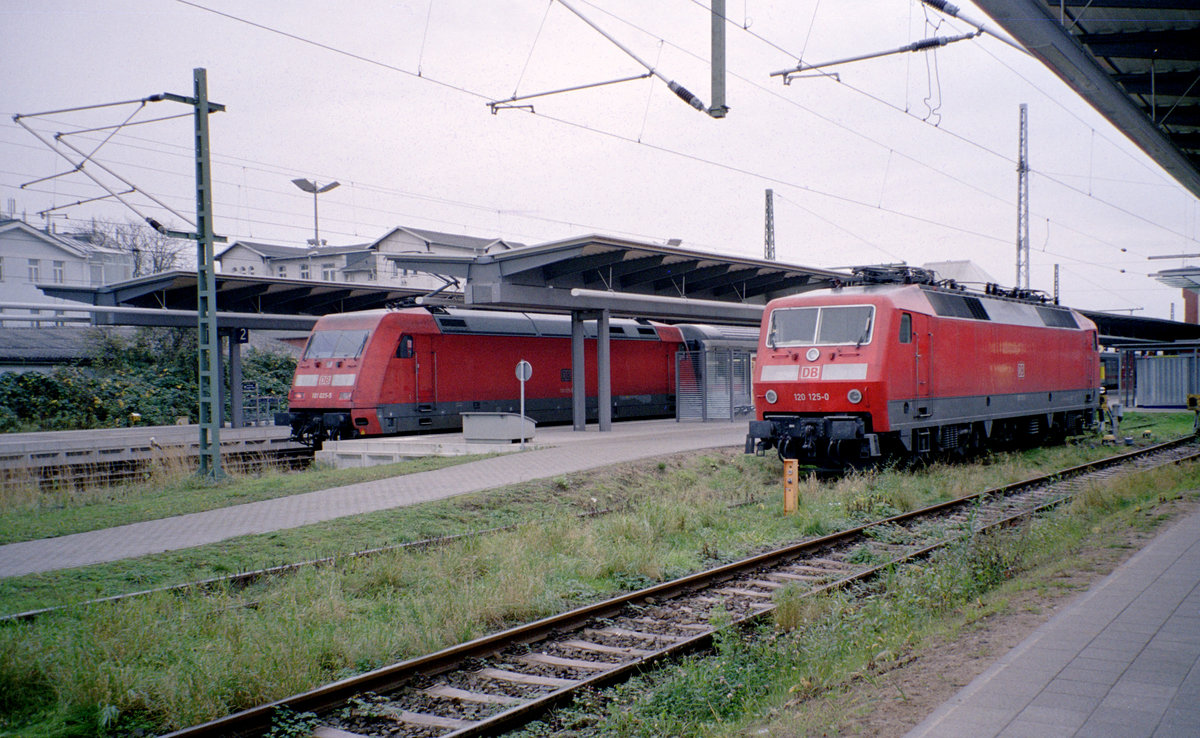 DBAG: Im Rostock Hbf stand die 120 125-0 am 25. November 2006 abgestellt. - Im Hintergrund hielt die 101 025-5 mit einem IC. - Scan eines Farbnegativs. Film: Kodak FB 200-6. Kamera: Leica C2.  