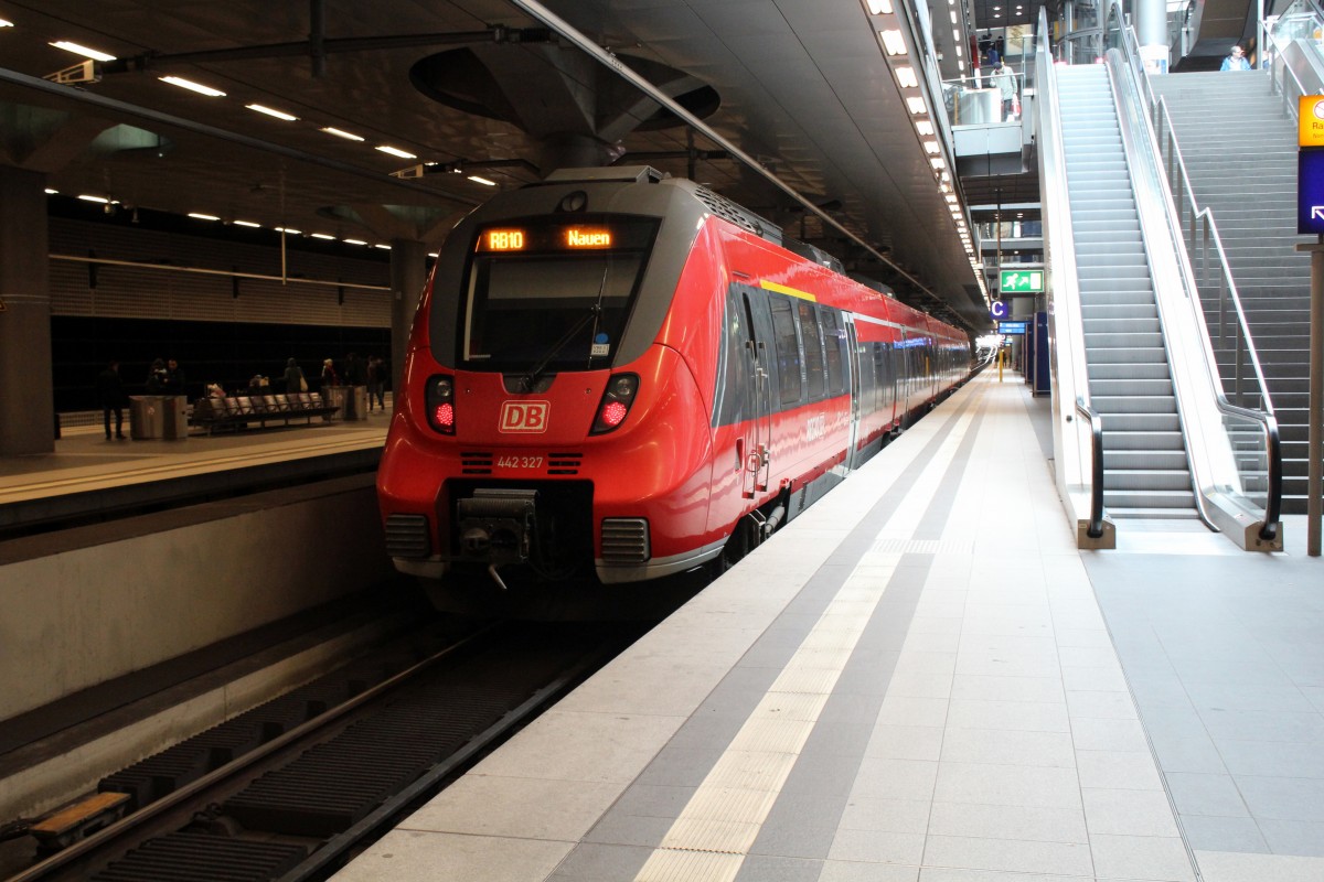 DBAG RB 10 (BR 442, 442 327) Berlin-Hauptbahnhof am 3. April 2015.