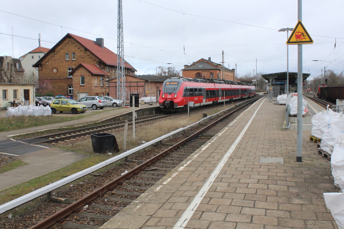 DBAG RB 19 (442 818) verlässt am 1. April 2015 den Bahnhof Königs Wusterhausen in Richtung Senftenberg.