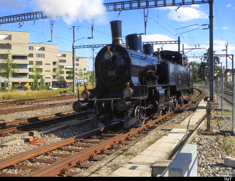 DBB - Dampflok Eb 3/5  5810 unterwegs im Bahnhofsareal anlässlich des Dampflokfestes in Lyss am 10.08.2018 … Standort des Fotografen Hinter der Absperrung - Standpunkt der Kamera Ausserhalb der Absperrung durch den Absperrzaun Hindurch:-)… 