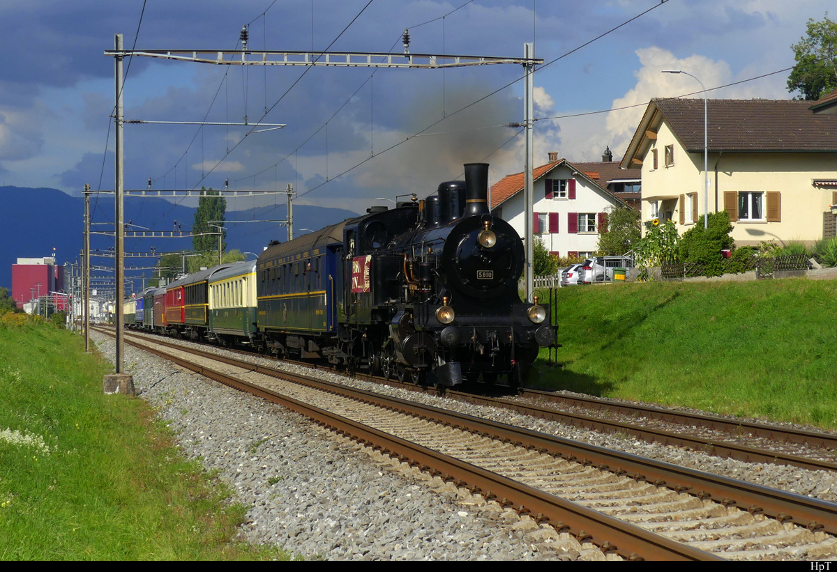 DBB - Dampflok Eb 3/5 5810 mit dem Whisky Train 2021 unterwegs bei Busswil am 04.09.2021
