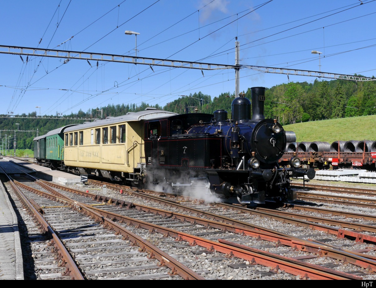 DBB - Dampflok Ed 3/4  51 mit Dampfzug nach Huttwil im Bahnhof von Sumiswald-Grünen am 08.06.2019