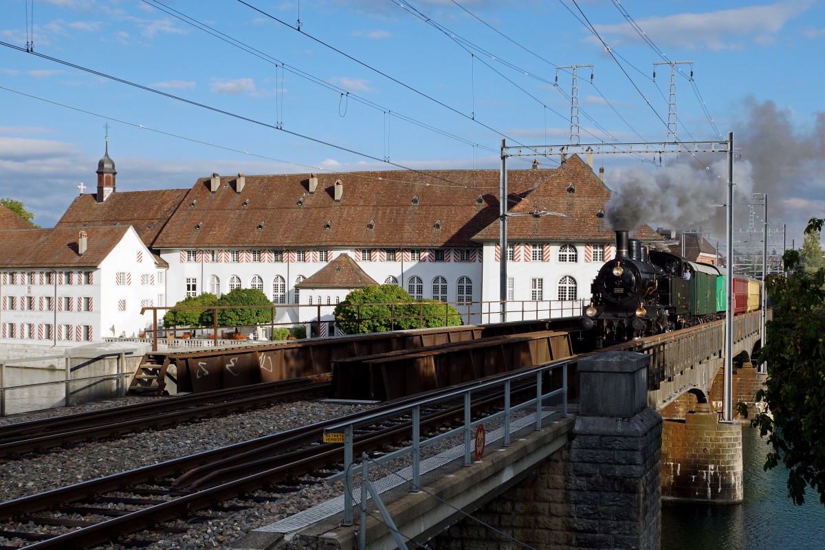 DBB: Der Dampfzug mit der Eb 3/5 5810 /ehemals SBB) auf der Rückfahrt zur Werkstätte Konolfingen nach der allerletzten Aarefahrt Solothurn-Büren vom 6. September 2015. Infolge Geleiseerneuerungsarbeiten auf der Strecke Solothurn-Burgdorf, erfolgte die Rückreise über Biel-Lyss. Die Eb 3/5 5810 mit ihren 5 Wagen wurde im letzten Abendlicht auf der Aarebrücke Solothurn vor der Kulisse des alten Spitals verewigt.
Foto: Walter Ruetsch  