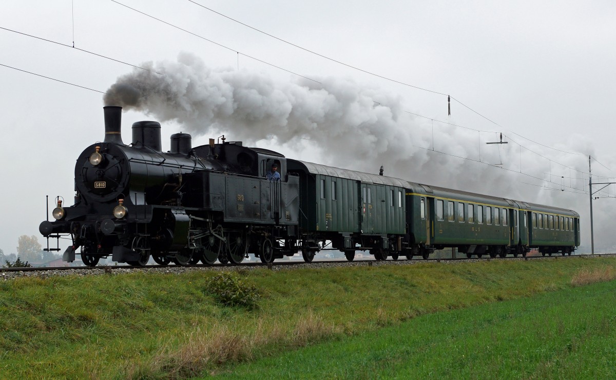 DBB: Der Dampfzug mit der Eb 3/5 5810 /ehemals SBB) auf der Sonderfahrt vom 26. Oktober 2015 in die Romandie bis Palézieux. Mitgeführt wurde der DBB F2 sowie zwei ehemalige BLS-Wagen vom Verein Extrazug. Diese Aufnahme enstand bei Domdidier.
Foto: Walter Ruetsch   